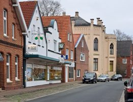 Neue Strasse in Weener. In het witte huis links heeft Erna de Jonge gewoond tijdens haar jeugd.